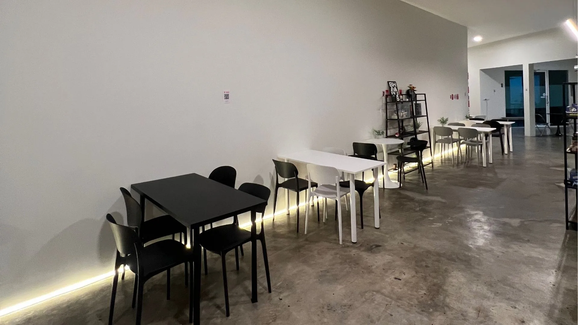 ห้องจัดงานพร้อมไฟตกแต่ง